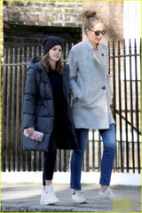 组图：艾玛-沃特森素颜外出 手握培根展居家范