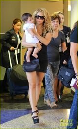 组图：夏奇拉携子赴巴黎 儿子清秀可爱似女孩