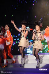 幻灯图集：TWINS合体归来红馆开唱 王祖蓝单膝跪地