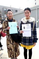 组图：直击上戏艺考 美女考生素颜清新靓丽