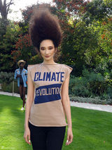 组图：吴佩慈巴黎走秀 西式嫦娥扮唐朝风情