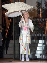 组图：Gaga挤乳沟扮日本艺妓 高举硕大贝壳伞
