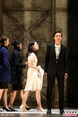 组图：何韵诗与女友同台出演 坦陈与邓九云恋情