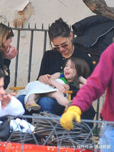 高清：小苏瑞现身片场 躺在妈妈身上像女王般尊贵