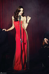 组图：埃米-罗森着长裙大玩熟女时尚风范