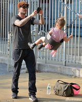 组图：小贝带爱女荡秋千疯玩 小七粉裙皮靴混搭