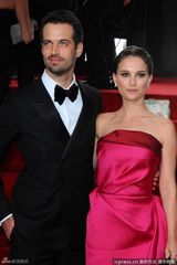 高清组图：娜塔莉-波特曼身着红裙大秀美背