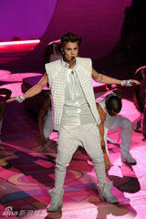 组图：比伯白衣献唱内衣秀 偷瞄超模小鹿乱撞