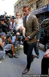 组图：小贝携妻女现身 小七眼神超萌