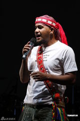 组图：张震岳个唱凸显原住民 亲手作手环送歌迷