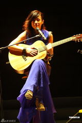 组图：林忆莲台北性感开唱 热情呼喊想歌迷