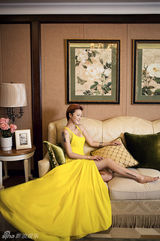 组图：谭维维杂志大片曝光 透视衣高开叉秀美腿