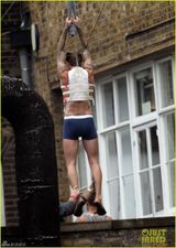 组图：38岁贝克汉姆街头半裸拍广告