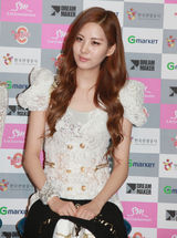 组图：少女时代记者会 成员白色蕾丝装性感亮相