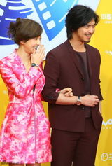 组图：《太平轮》剧组压轴红毯 蔡琳甜蜜挽男友