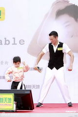 组图：刘德华签售摆造型逗小歌迷 坦言曾打美白针