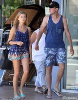 组图：27岁英板球型男出海 金发美女不慎落水