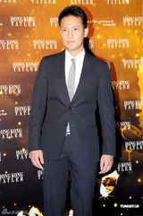 组图：霍震霆出席周年舞会 霍启刚等人陪伴身边