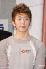 组图：《恶男日记》开拍怀秋赞杨谨华眼睛美