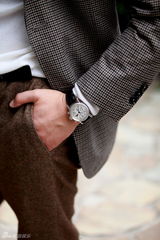 组图：何晟铭着休闲西装街拍 秀初秋型男风范