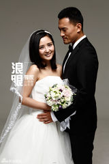 独家：何洁赫子铭再曝婚纱照 并肩骑马甜蜜拥吻