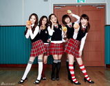 高清组图：韩人气团体Kara穿校服代言活力四射