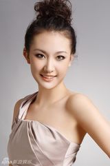 组图：徐嘉阳开拍杂志新年大片 性感而不失可爱