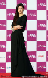 组图：全智贤富川奇幻电影节黑色礼服性感迷人