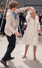 组图：英王子查尔斯夫妻各揽舞伴秀舞技