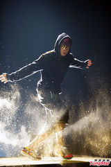 组图：吴建豪6月发新专辑 洒金粉秀功夫舞蹈