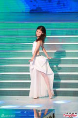 组图：港姐大尺度深V秀乳沟 背部全裸纤腰曼妙