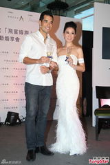组图：佘诗曼穿婚纱亮相 椎间盘移位明年复工