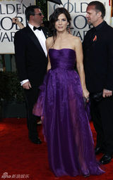 高清组图：桑德拉-布洛克透视紫裙现身 大展性感