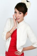 组图：王梓诺红衣贺新春 《孔雀翎》闹热春节