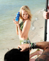 高清图：伊冯娜人拍广告人体彩绘全裸上阵