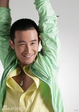 幻灯图：奇道拍春季时尚大片 硬汉展现顽皮一面