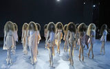 组图：荷兰芭蕾舞团时尚走秀 复古鬼魅感有趣