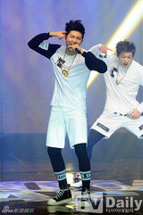 组图：韩女团Dal★shabet舞台掀裙秀底裤