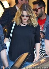 组图：巴里摩尔三婚倒计时 闺蜜迪亚茨作陪选衫