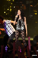 组图：莫文蔚提前穿白纱 卖性感与张亚东同台演出