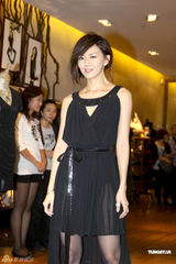 组图：孙燕姿难得性感亮相 短裙妩媚黑丝衬美腿