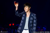 高清组图：玄彬上海开唱 与粉丝合影自拍乐陶陶