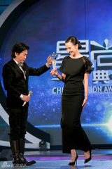 组图：小宋佳黑裙出席庆典显女神范儿