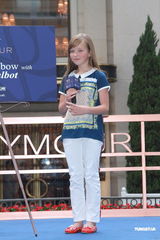 组图：英国小萝莉康妮抵港开唱 想去迪士尼乐园