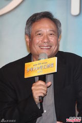 组图：李安进戏院谢影迷 夸台湾观众“有水准”