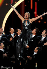 组图：艾美奖现场 主持人简-林奇被众男托举出场