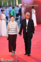 组图： 赵本山师徒压轴长影节 倪妮蓝裙优雅显大气