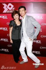 幻灯图：郑少秋与黄耀明等出席《劲歌金曲》录制