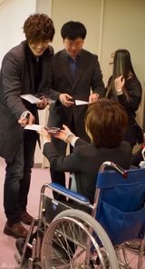 高清图：金贤重日本办粉丝签名会全程微笑随和