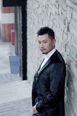 组图：张洪睿新写真走绅士路线